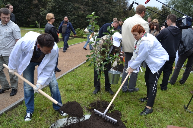 Главный эколог столицы посадил свое тысячное дерево в Москве  - фото 53