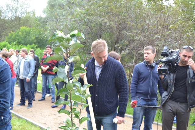 Главный эколог столицы посадил свое тысячное дерево в Москве  - фото 79