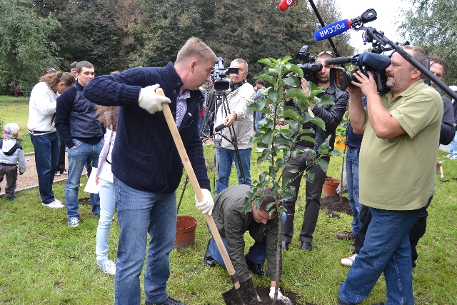 Главный эколог столицы посадил свое тысячное дерево в Москве  - фото 95