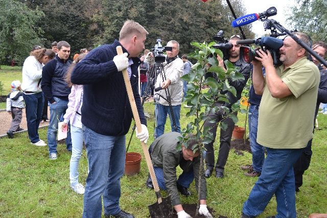 Главный эколог столицы посадил свое тысячное дерево в Москве  - фото 96