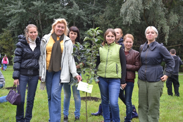 Главный эколог столицы посадил свое тысячное дерево в Москве  - фото 110