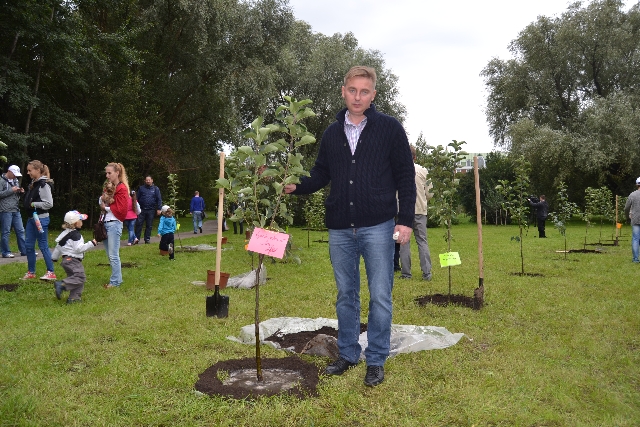Главный эколог столицы посадил свое тысячное дерево в Москве  - фото 119