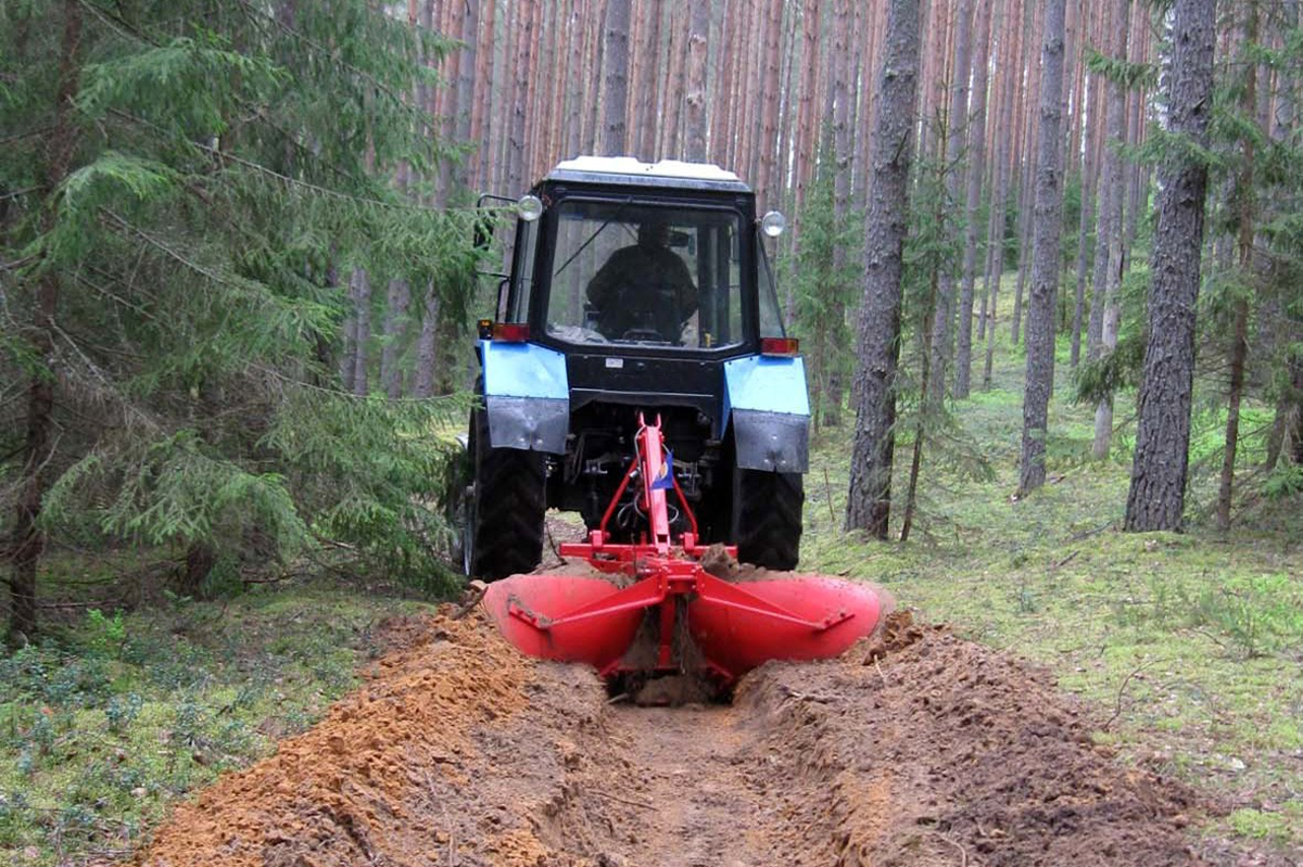 Федеральный проект «Сохранение лесов». В Калужской области закуплены три колесных трактора и лесной плуг - фото 1