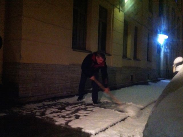 Игорь Албин  поучаствовал лично в уборке двора от снега - фото 1