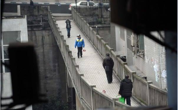 Тротуары Китая переезжают на 13 этаж  - фото 6