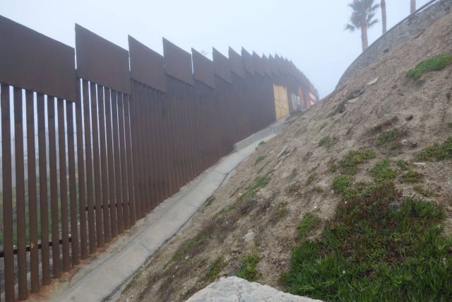 Граница на замке, концы в океан. Гузель Немирова описала границу США и Мексики - фото 2