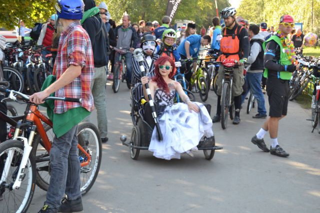 День без автомобиля в Москве встречали на велосипедах  - фото 7