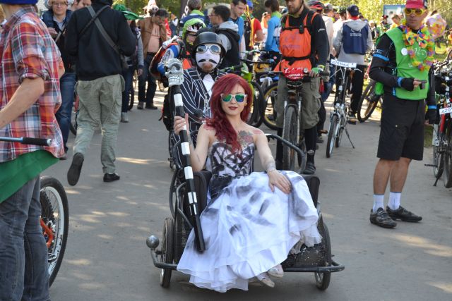 День без автомобиля в Москве встречали на велосипедах  - фото 31