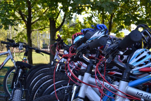 День без автомобиля в Москве встречали на велосипедах  - фото 38