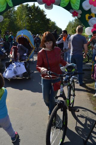 День без автомобиля в Москве встречали на велосипедах  - фото 53