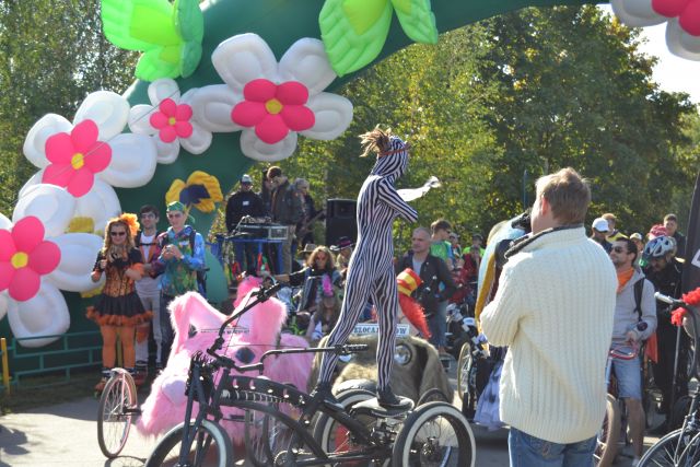 День без автомобиля в Москве встречали на велосипедах  - фото 61