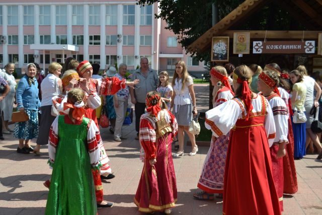 Владимир Жириновский на празднике дня семьи раздал подарки   - фото 1