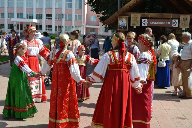 Владимир Жириновский на празднике дня семьи раздал подарки   - фото 2