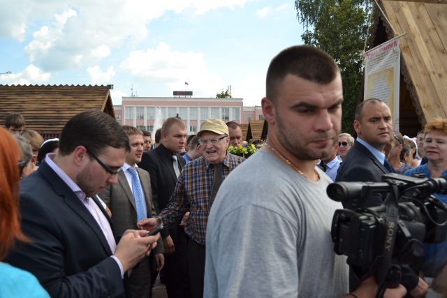 Владимир Жириновский на празднике дня семьи раздал подарки   - фото 3