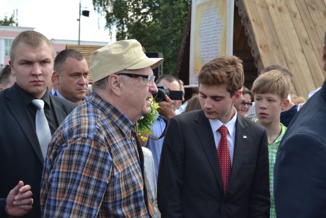 Владимир Жириновский на празднике дня семьи раздал подарки   - фото 5