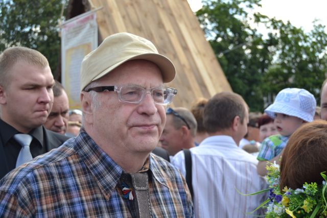 Владимир Жириновский на празднике дня семьи раздал подарки   - фото 7