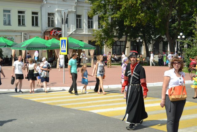 Владимир Жириновский на празднике дня семьи раздал подарки   - фото 14