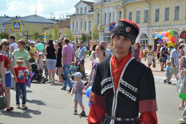 Владимир Жириновский на празднике дня семьи раздал подарки   - фото 15