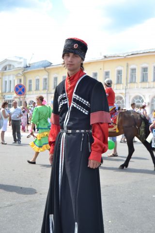 Владимир Жириновский на празднике дня семьи раздал подарки   - фото 17