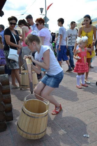 Владимир Жириновский на празднике дня семьи раздал подарки   - фото 24
