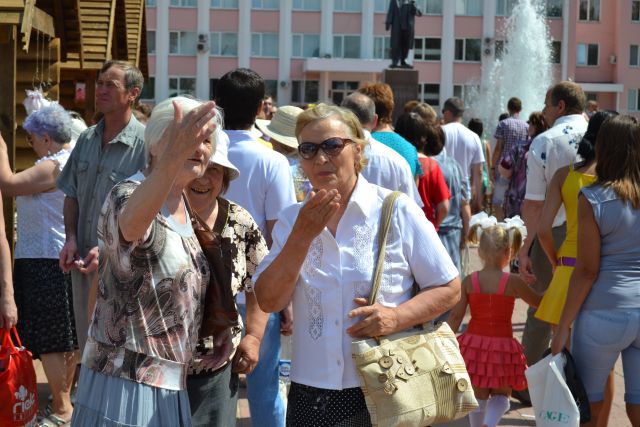 Владимир Жириновский на празднике дня семьи раздал подарки   - фото 31
