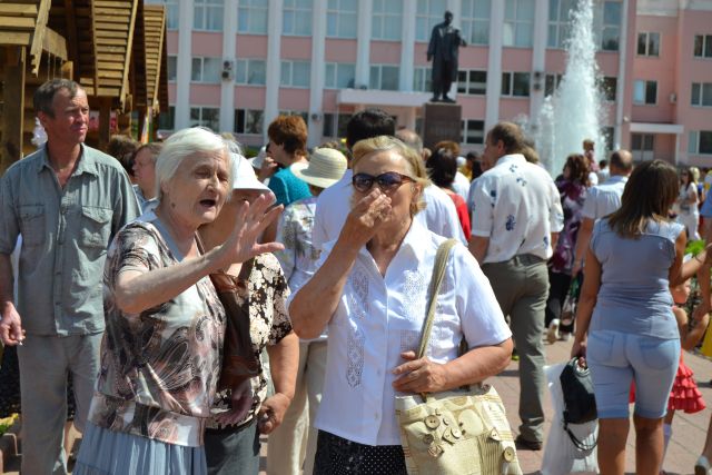 Владимир Жириновский на празднике дня семьи раздал подарки   - фото 32