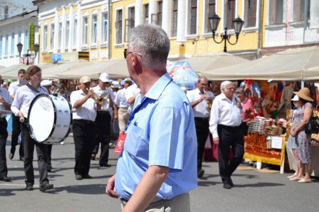 Владимир Жириновский на празднике дня семьи раздал подарки   - фото 37