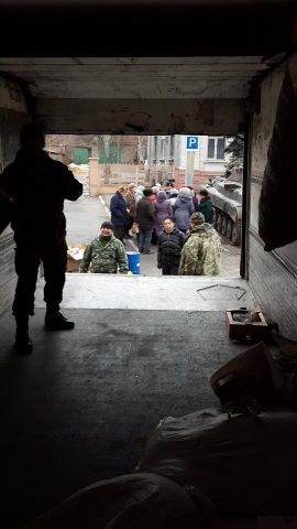 Луганск встречает "гуманитарку" от тех, кто за жизнь - "безумству храбрых поем мы песню"  - фото 1