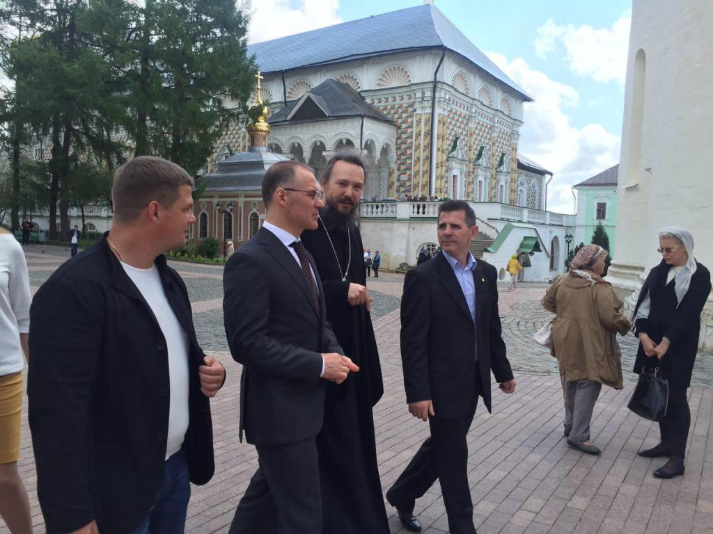  В Свято-Троицкой Сергиевой Лавре при поддержке Минэкологии установлен первый экобокс для сбора опасных отходов - фото 8