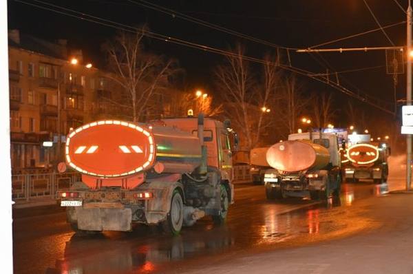 В Барнауле обезвреживают тротуары и дороги из-за угрозы коронавируса - фото 1