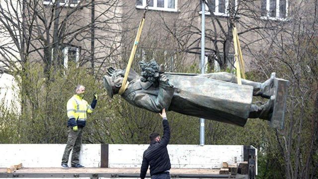 Злата Прага. Памятник маршалу Коневу. Всё ли то золото, что блестит? Обзор "ЭкоГрада" - фото 5
