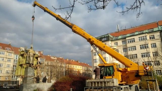 Злата Прага. Памятник маршалу Коневу. Всё ли то золото, что блестит? Обзор "ЭкоГрада" - фото 6