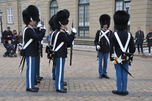 Дания. Королевская лейб-гвардия. Стойкие не оловянные солдатики - фото 1