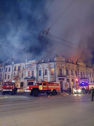 Пожар в бывшем здании ТЮЗа в Иркутске - фото 3