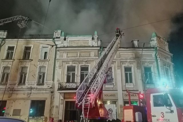Иркутск. Дознаватели разбираются в причинах пожара в историческом здании ТЮЗа - фото 1