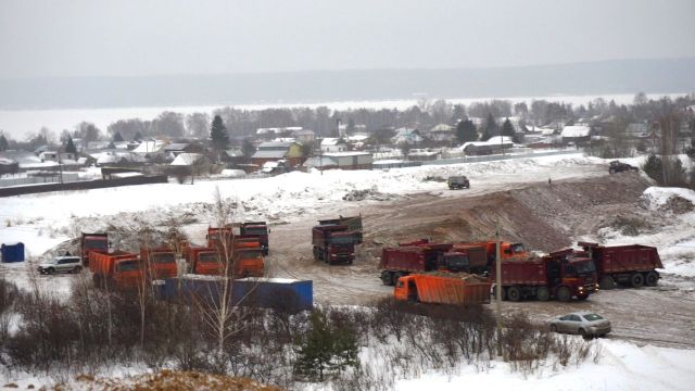 Строители трассы М12 (Москва - Казань) устроили свалку из отходов под окнами у жителей    - фото 1