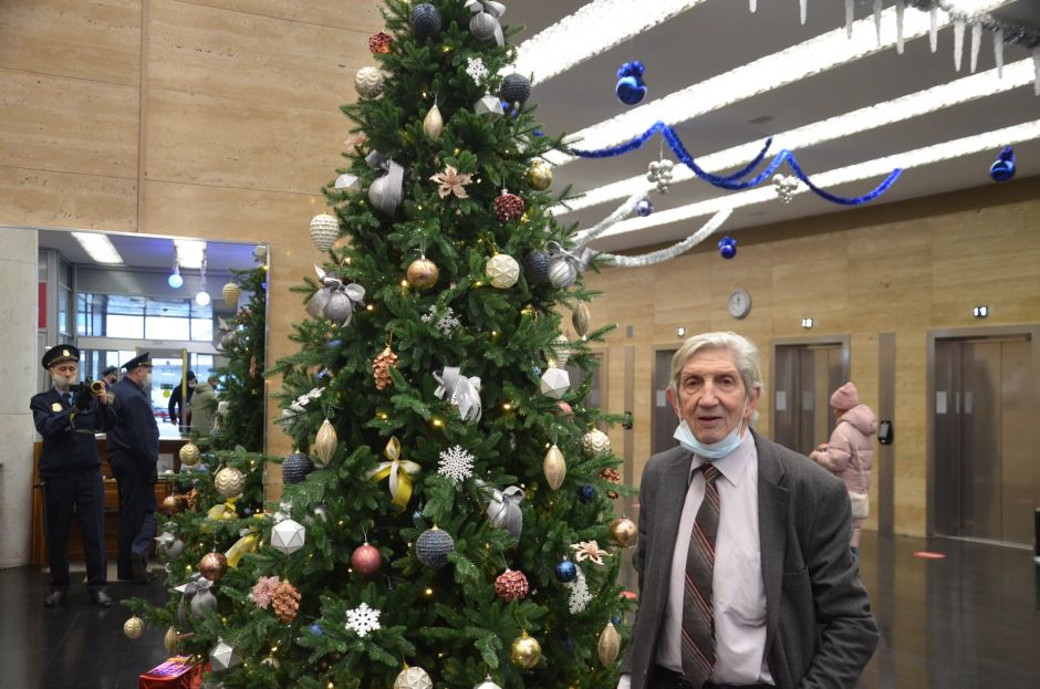 Более 500 пунктов для сдачи новогодних елок организуют в Москве в 2021 году - фото 14