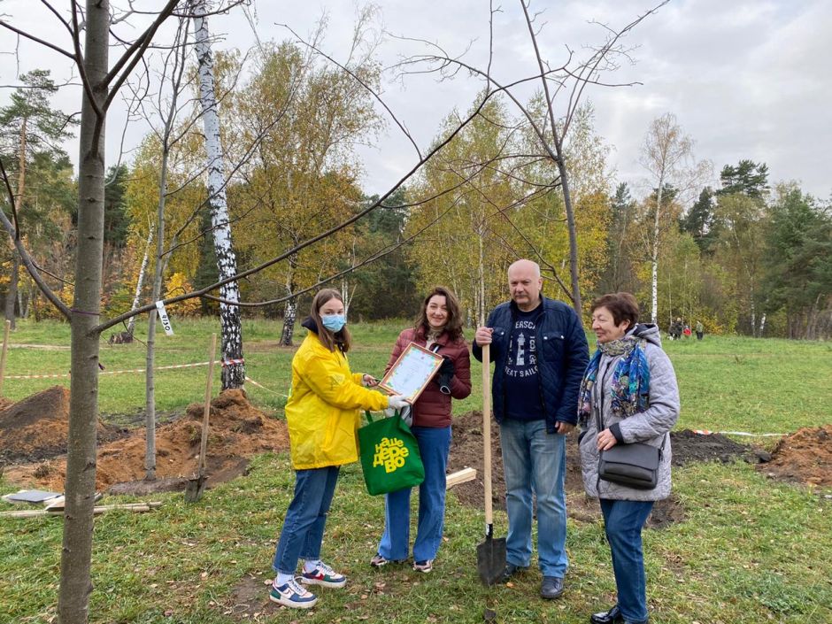 В Кузьминках молодые родители высадили именные деревья - фото 2