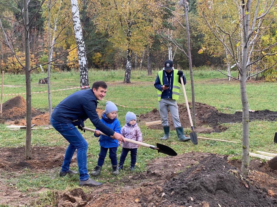 В Кузьминках молодые родители высадили именные деревья - фото 4