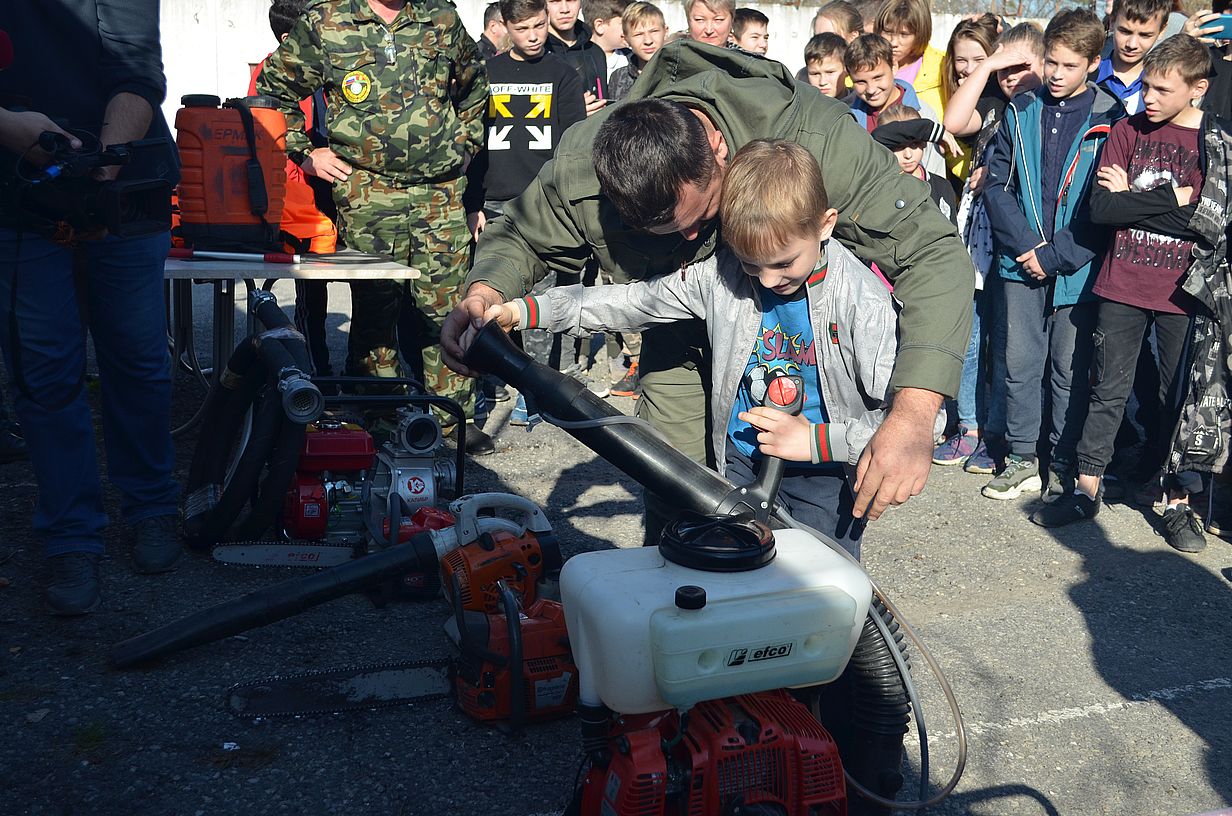 В Липецкой области сотрудники лесопожарного центра провели урок пожарной безопасности для детей - фото 1
