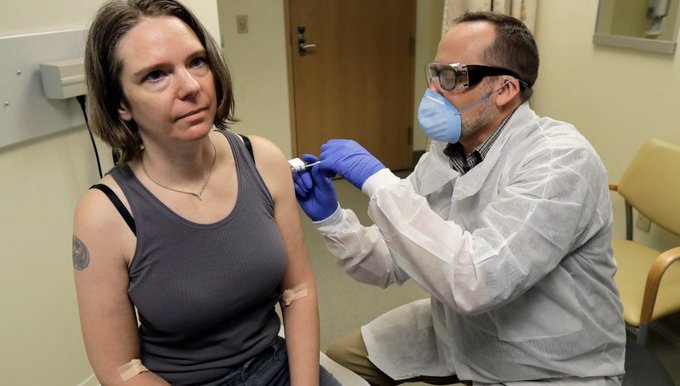 Сегодня в США американка Дженифер Халлер получила первую дозу экспериментальной вакцины против коронавируса - фото 1