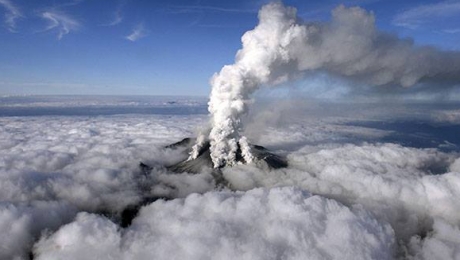 В Японии вулкан Асо выбросил огромный столб дыма - фото 1