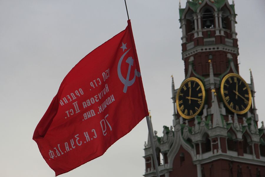 Красный день календаря. Красные флаги и красные знамёна на Красной площади - фото 2
