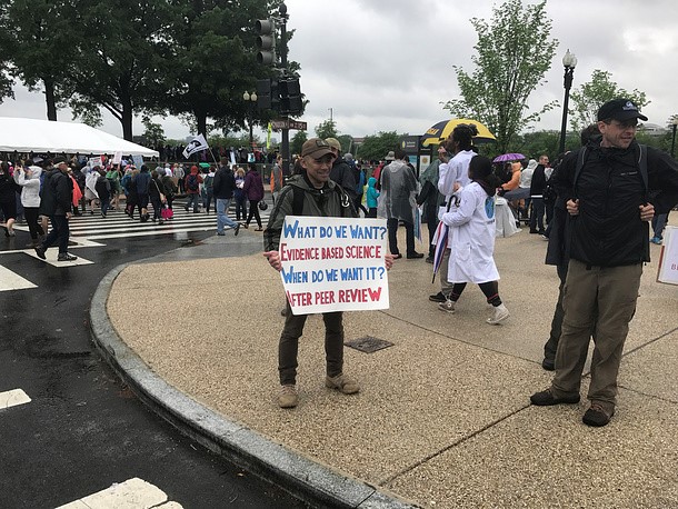 Марш учёных в День Земли –– против Трампа, фейков, постправды и альтернативных фактов - фото 9