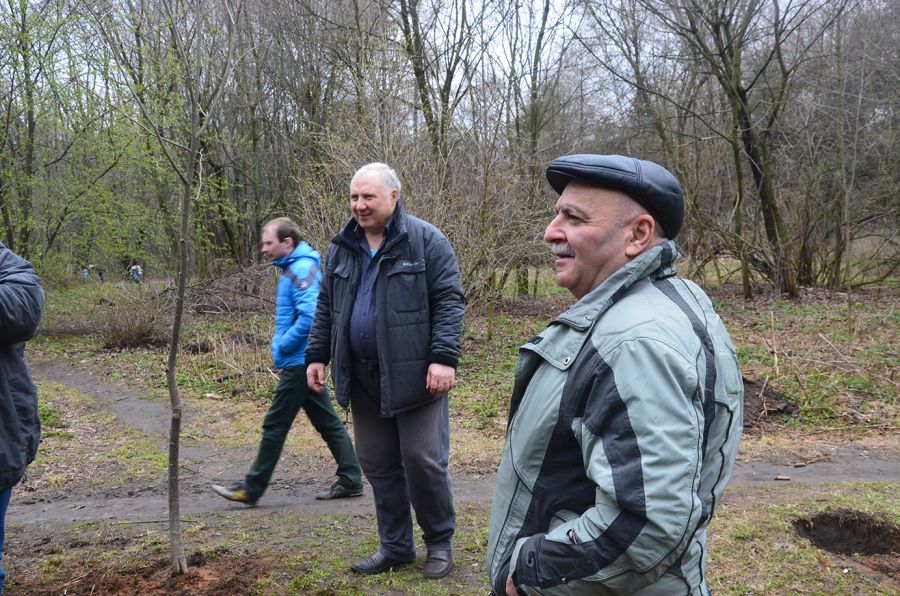 Субботник начался в пятницу. "ЭкоГрад" высадил "Рощу Ста Слов" имени Игоря Волка (ФОТО) - фото 6