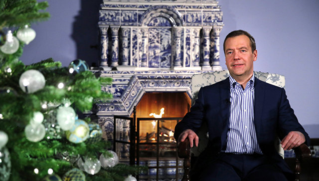 Новогоднее поздравление премьер-министра РФ Дмитрия Медведева (ВИДЕО) - фото 1