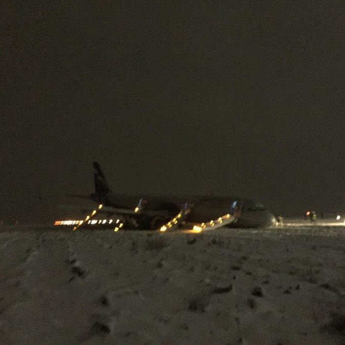 Самолёт из Москвы сел в Калининграде "на брюхо" - фото 1