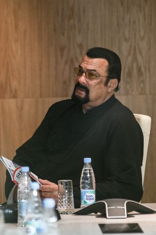Стивен Сигал пошёл по пути Депардьё - фото 1