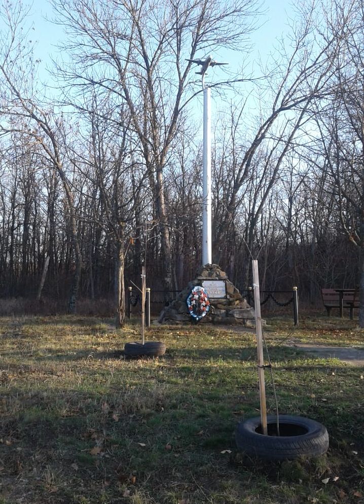Сотрудники Россошанского лесничества посадили рябины у мемориала погибшим летчикам - фото 1