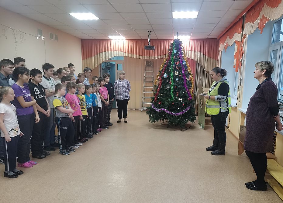 Новогодние елки установили в детских домах Ярославской области в рамках региональной акции «Елка в подарок» - фото 1